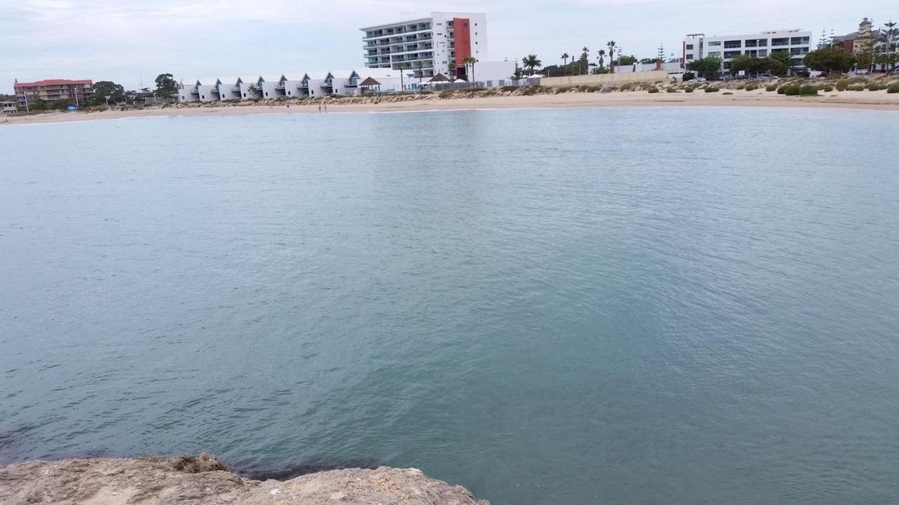 מנדורה An Ocean,Beachfront And Pool View Apartment 210 מראה חיצוני תמונה