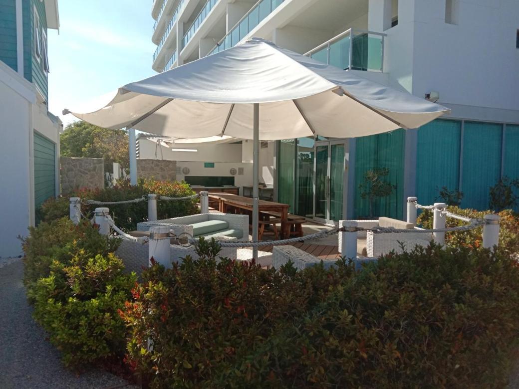 מנדורה An Ocean,Beachfront And Pool View Apartment 210 מראה חיצוני תמונה