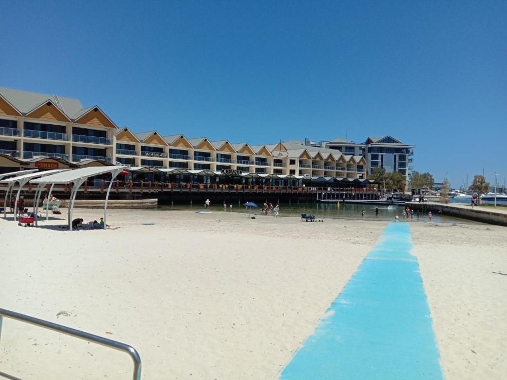 מנדורה An Ocean,Beachfront And Pool View Apartment 210 מראה חיצוני תמונה