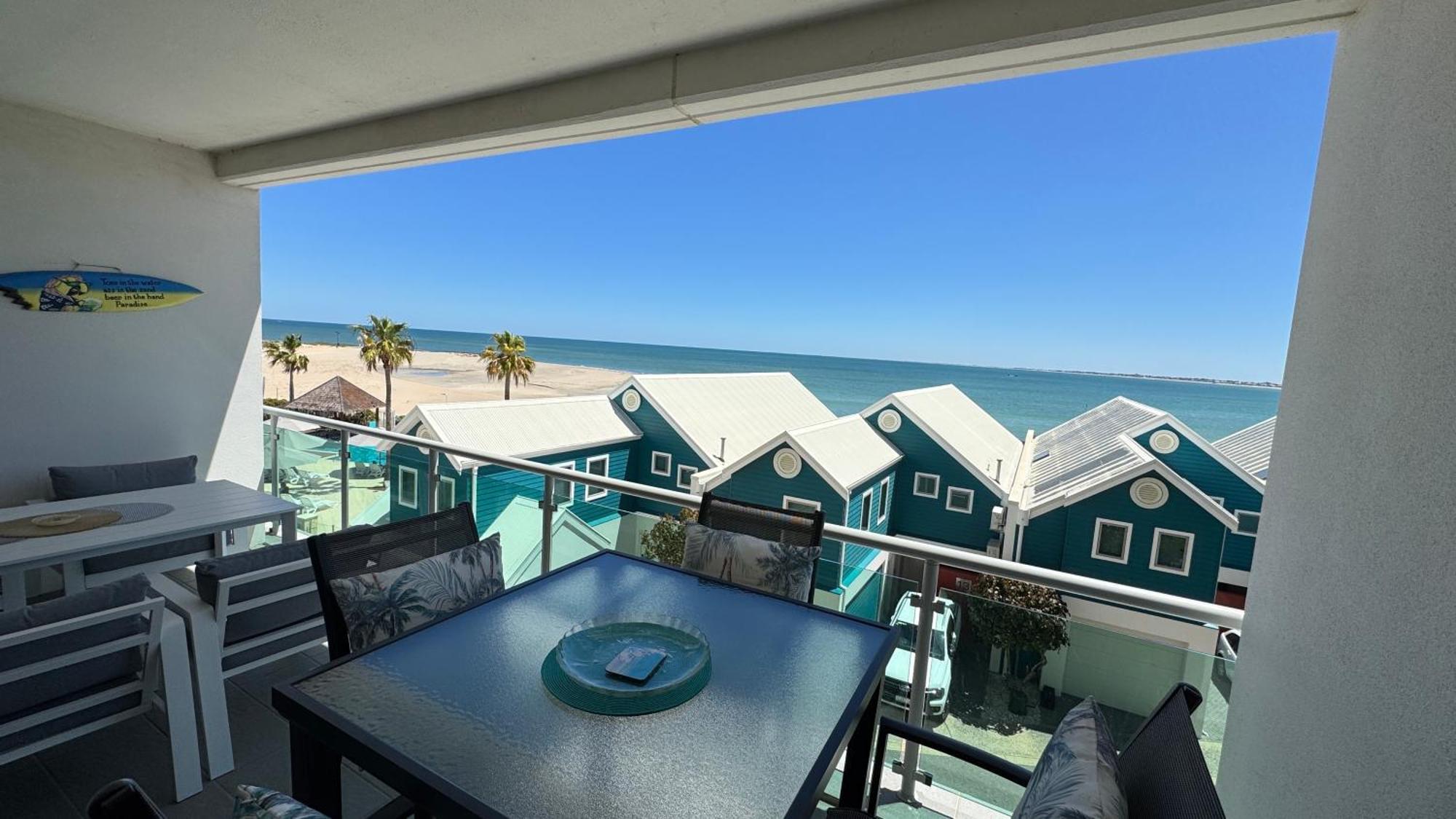 מנדורה An Ocean,Beachfront And Pool View Apartment 210 מראה חיצוני תמונה