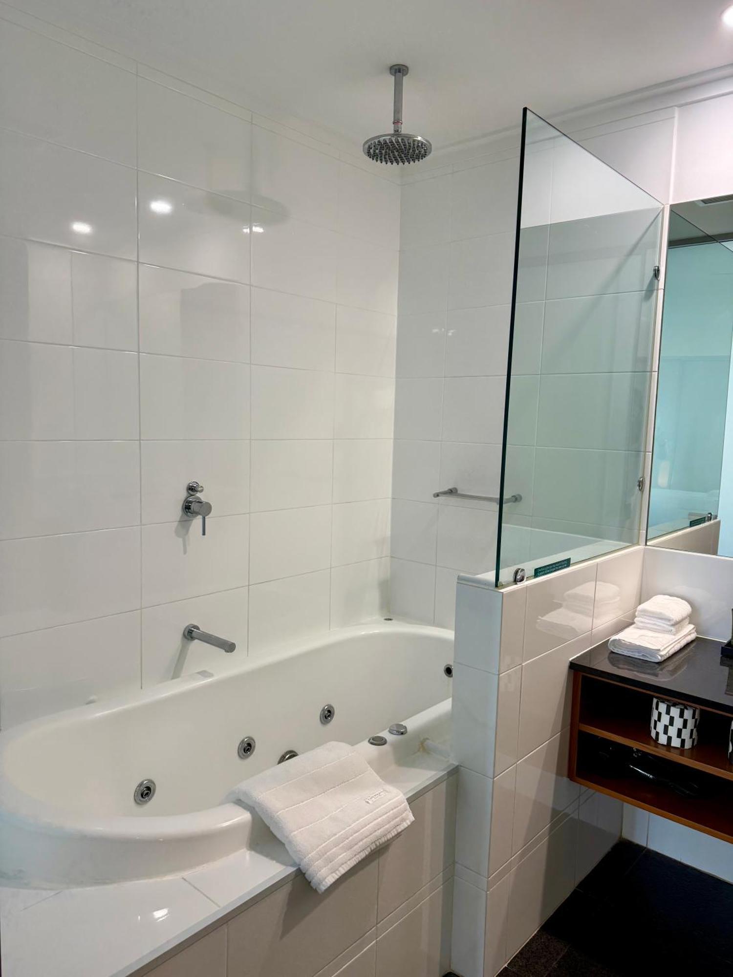 מנדורה An Ocean,Beachfront And Pool View Apartment 210 מראה חיצוני תמונה
