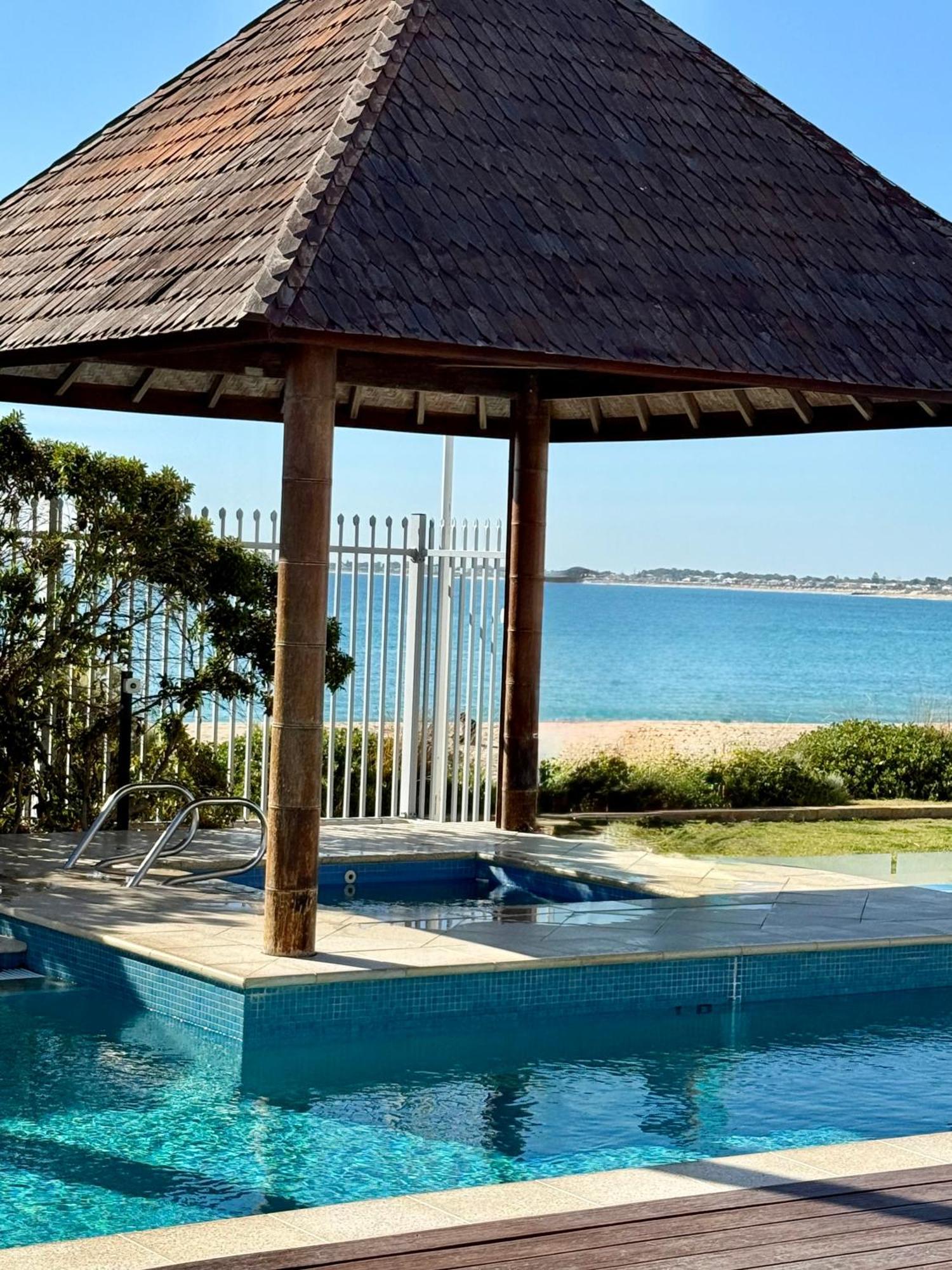 מנדורה An Ocean,Beachfront And Pool View Apartment 210 מראה חיצוני תמונה